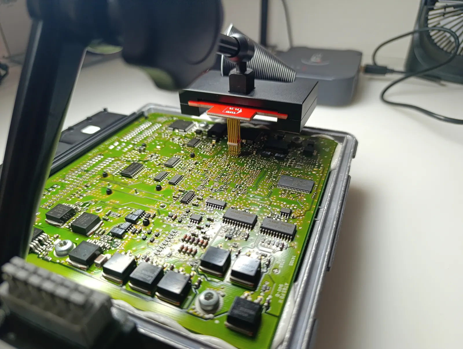 Detalle macro de una sonda BGA haciendo contacto de precisión sobre el chip de una centralita