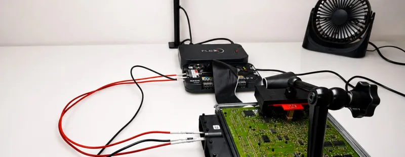Servicio de electrónica del automóvil para talleres y flotas: Magic Motorsport Flex conectado a una centralita