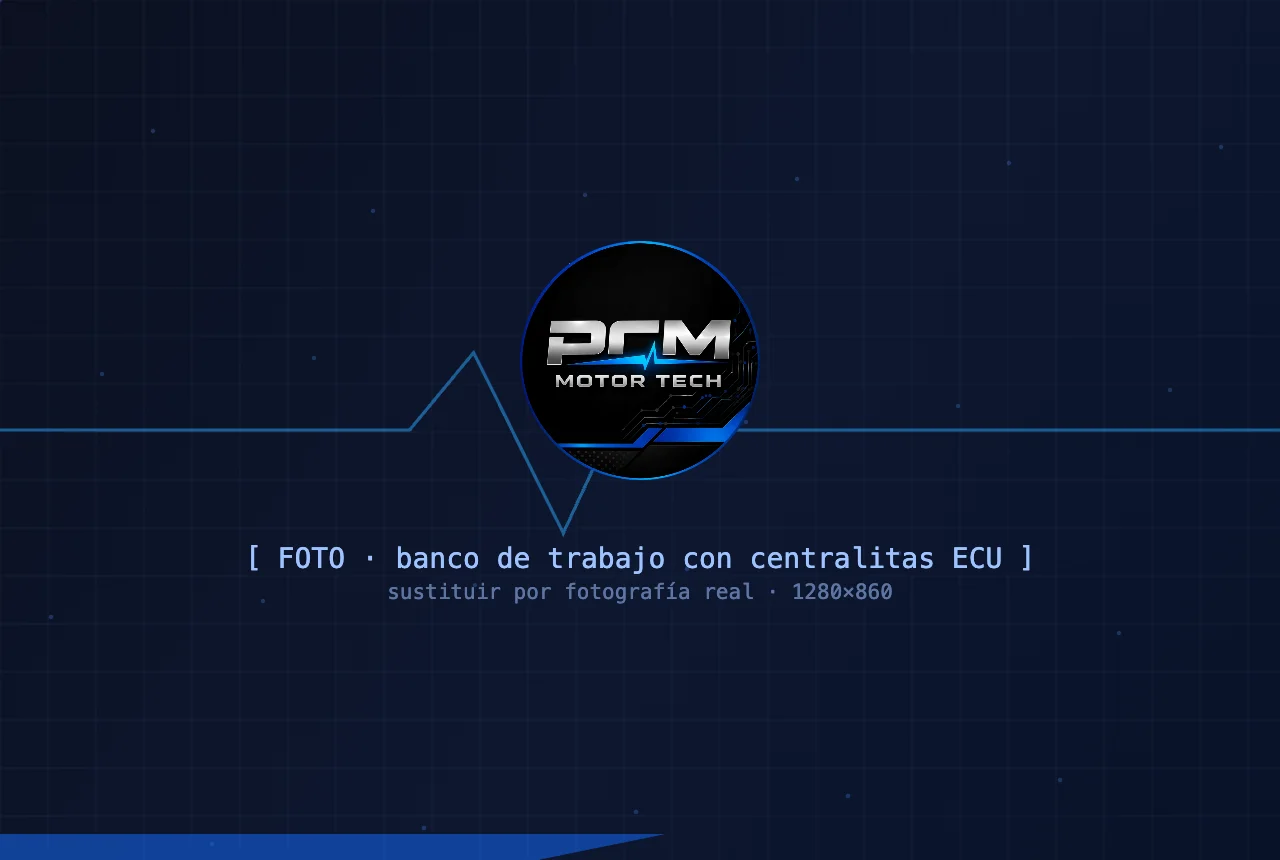 Banco de trabajo de PCM Motor Tech con centralitas ECU y equipo de reprogramación en Mairena del Alcor