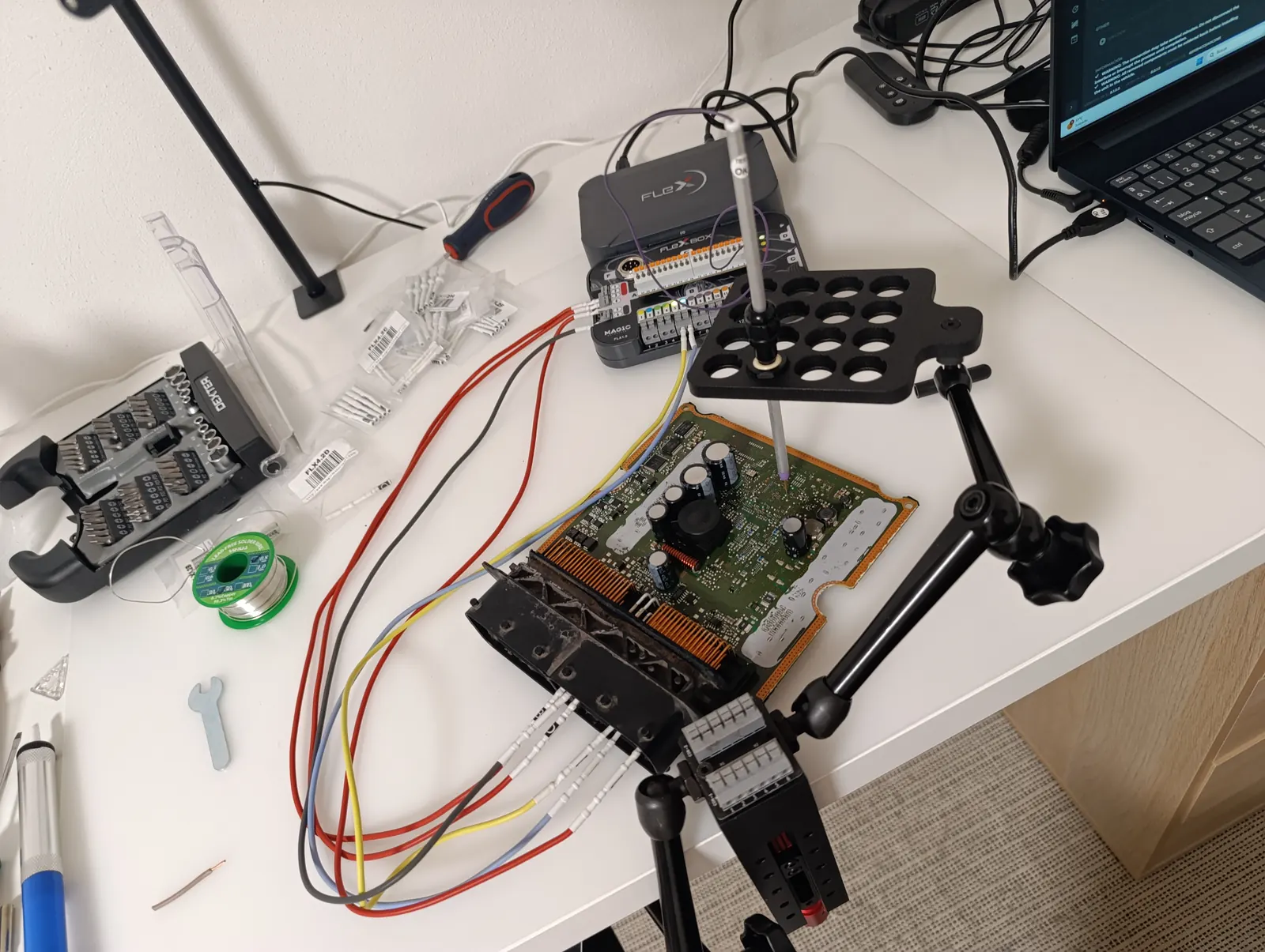 Herramientas de soldadura y reparación de componentes electrónicos en el taller de PCM Motor Tech