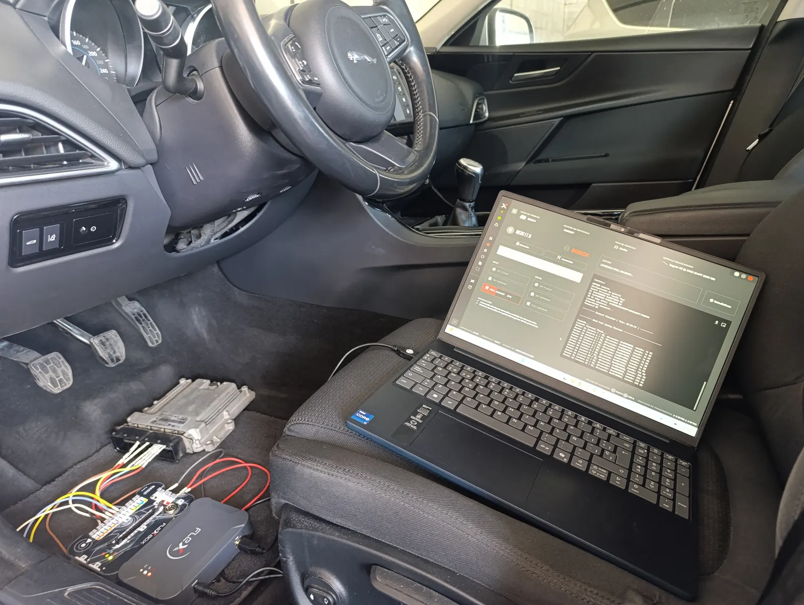 Reprogramación de la centralita de un Jaguar XE en el domicilio del cliente, servicio de PCM Motor Tech