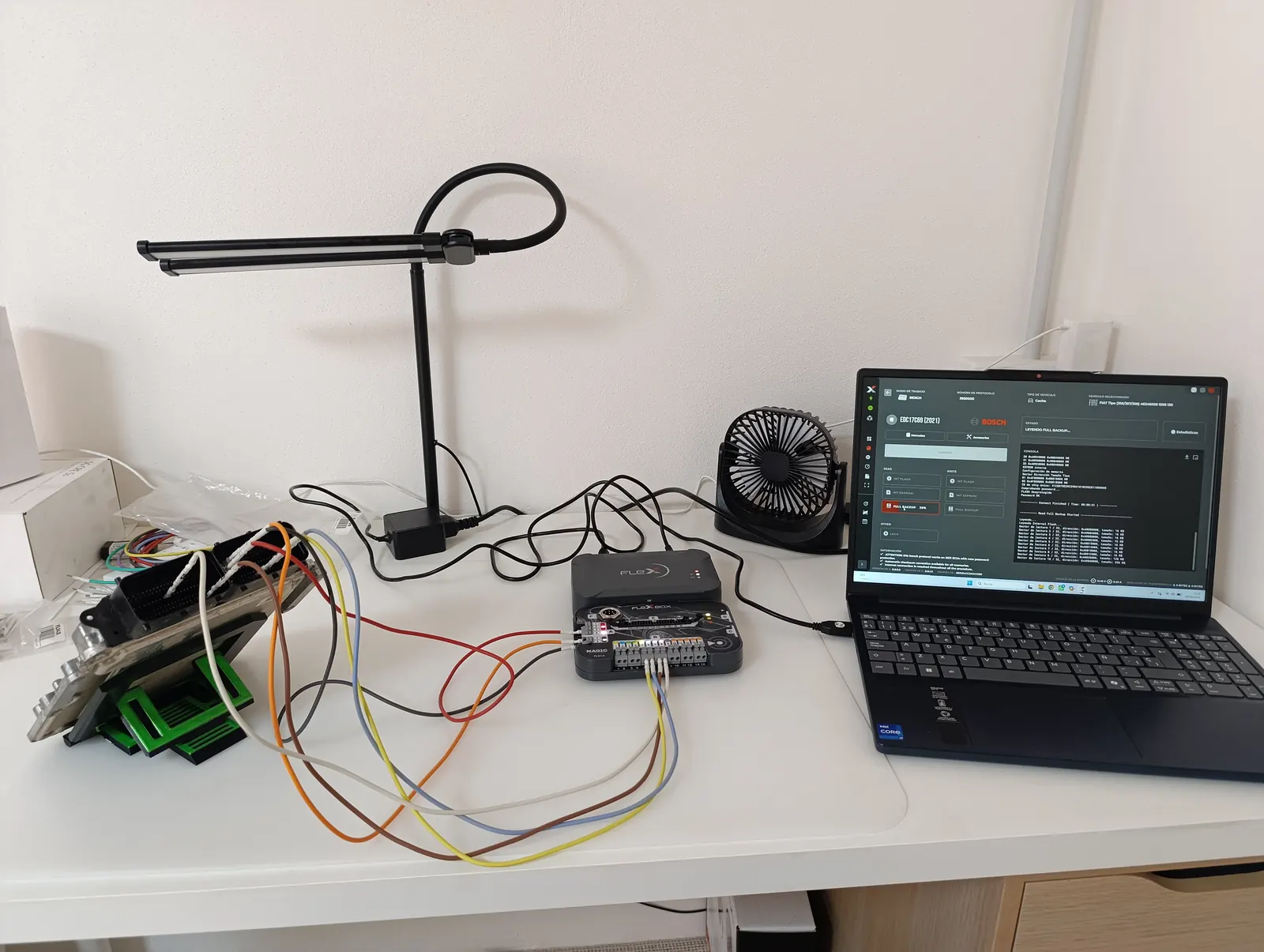 Puesto de trabajo de PCM Motor Tech con equipo FlexBox conectado a una centralita, en Sevilla